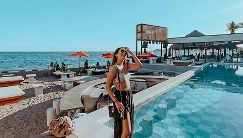 Maukaa Beach Club on San Francisco beach